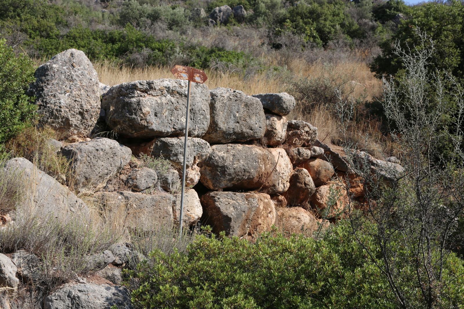 Mycenaean road, ruins